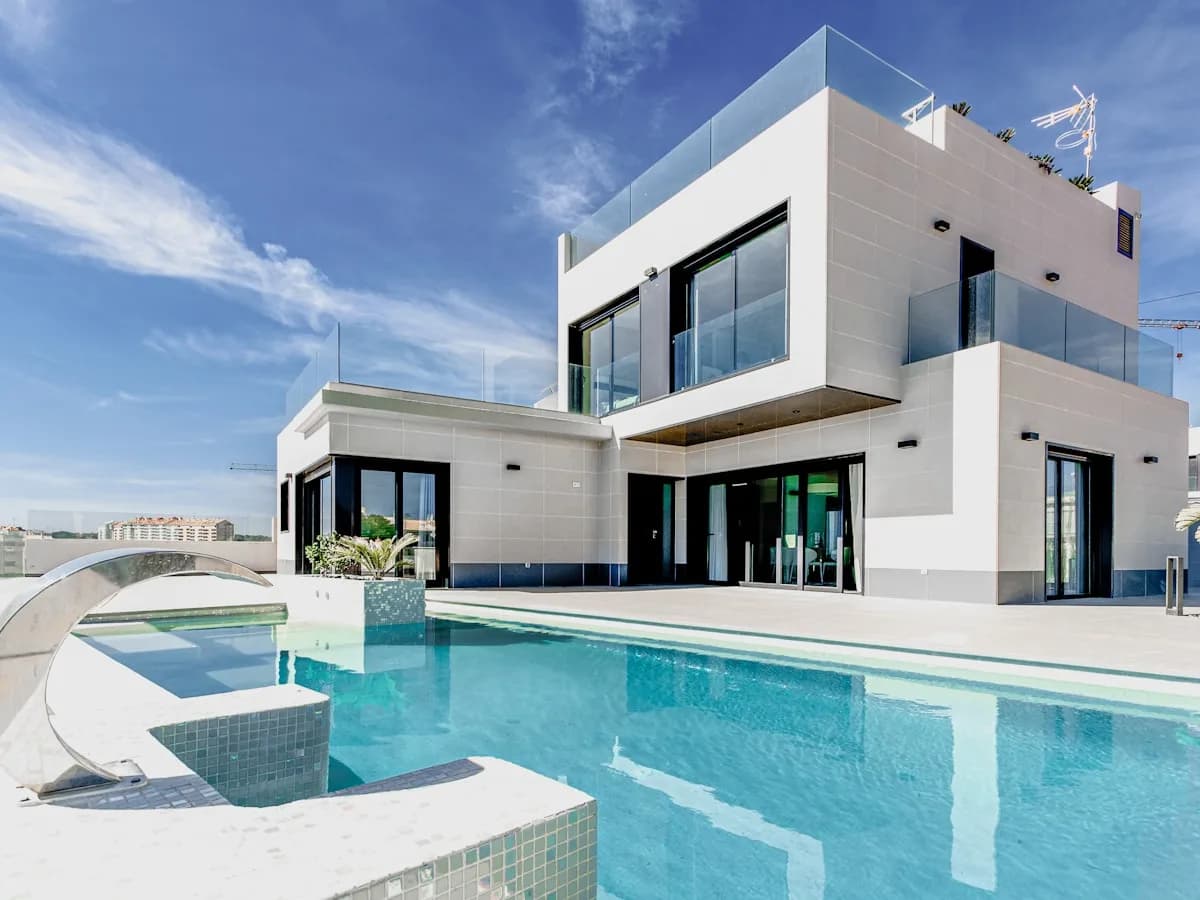 Antalya villa ilaçlama — lüks villa ve havuzlu bahçe